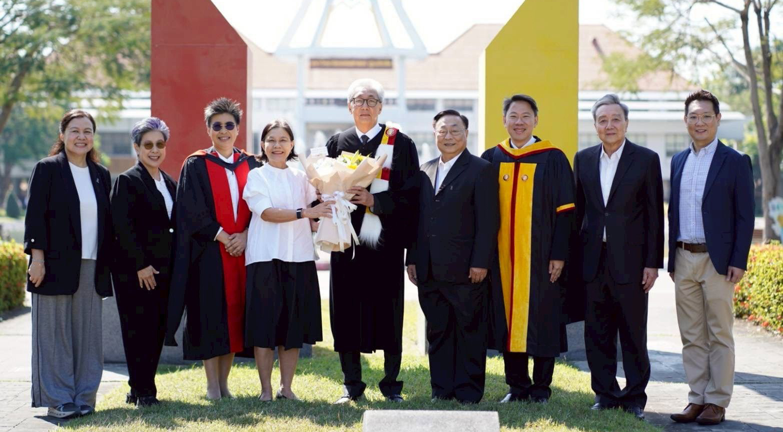 ขอแสดงความยินดีอย่างยิ่งกับ ดร.สมคิด จาตุศรีพิทักษ์